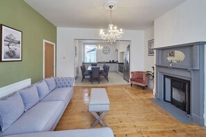 House | 5 bedrooms, Internet - Host Stay Hidden Treasure (Whitby)