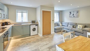 A modern apartment with a kitchen, a dining area, and a living room. - Host Stay Sunny Dale Cottage (Pickering)