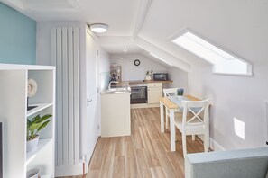 1 bedroom, Internet - Host Stay Cooks Cabin (Whitby)
