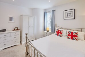 Apartment | 2 bedrooms, desk