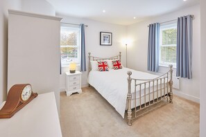 Apartment | 2 bedrooms, desk