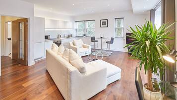 Apartment | 2 bedrooms, desk