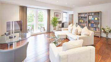 Apartment | 2 bedrooms, desk