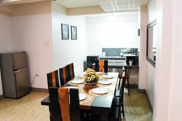 Dining - Affordable transient w/ fast wifi and unliNetflix<br> (Santa Rosa)