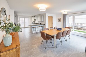 House - Host Stay 3 Queens Court (Whitley Bay)