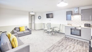 Um apartamento moderno com sala de estar, área de jantar e cozinha.