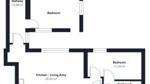 Planta baixa de uma casa com corredor, dois quartos, cozinha e dois banheiros.