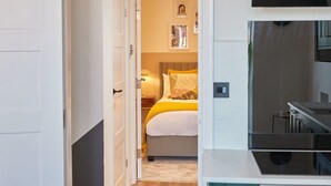 A bedroom with a bed, bedside table, and a nightstand. - Host Stay Abbey Nook (Whitby)