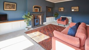 A living room with a fireplace, a sofa, and a television. - Host Stay Turnstone (Saltburn-by-the-Sea)