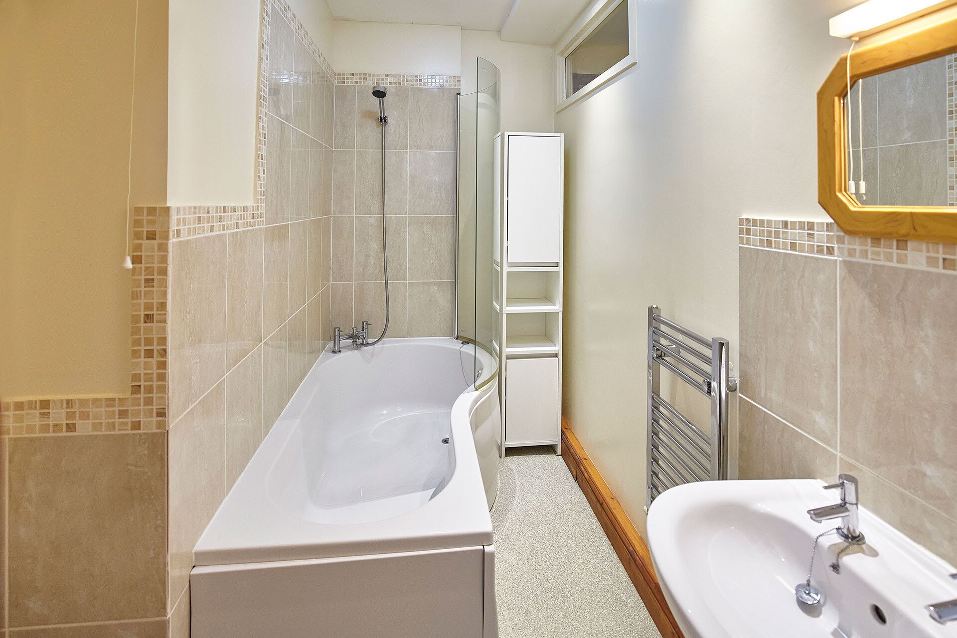 Un bagno con una vasca, un lavandino e una doccia.