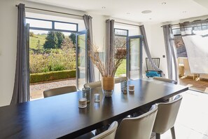 House | 6 bedrooms - Host Stay The Lakehouse (Whitby)