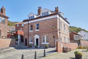 House, Accessible | 6 bedrooms - Host Stay Ocean Pearl (Scarborough)
