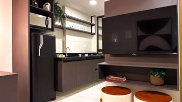 Apartamento premium, 2 quartos | Cozinha privada | Geladeira, micro-ondas, cooktop, cafeteira/chaleira