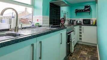 House | 1 bedroom, desk