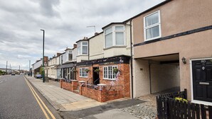 A row of terraced houses with a pub named "The Town" on the corner. - Host Stay Cobblestones (Redcar)