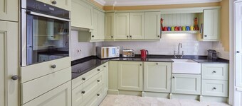 Host Stay Muggles Mews