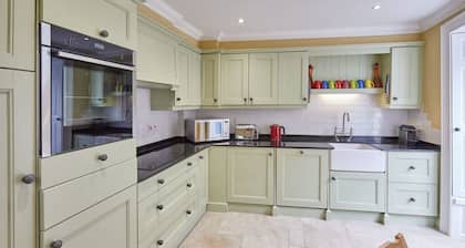 Host Stay Muggles Mews