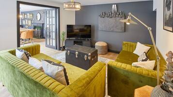 House | 6 bedrooms, desk