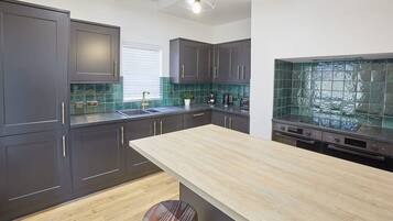 House | 6 bedrooms, desk