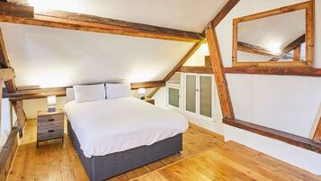 House | 3 bedrooms, desk