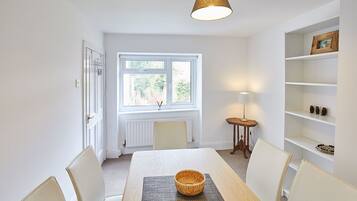 House | 3 bedrooms, desk