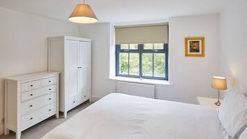House | 3 bedrooms, desk