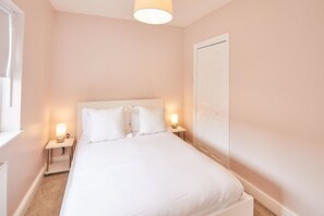 House | 3 bedrooms, desk