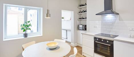 House | 3 bedrooms, desk