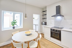 House | 3 bedrooms, desk