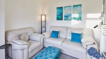 House | 2 bedrooms, desk