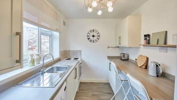 House | 2 bedrooms, desk