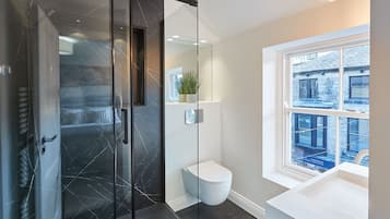 House | 2 bedrooms, desk