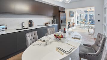 House | 2 bedrooms, desk