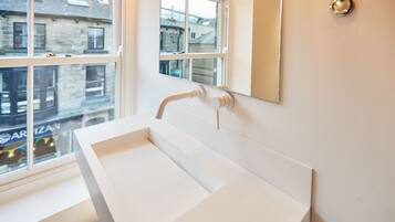 Apartment | 2 bedrooms, desk