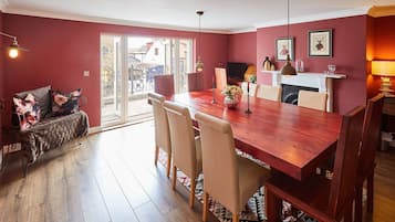 House | 6 bedrooms, desk