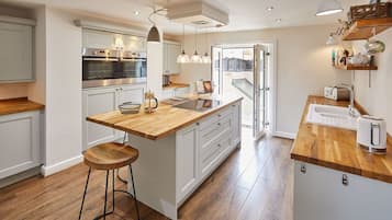 House | 6 bedrooms, desk