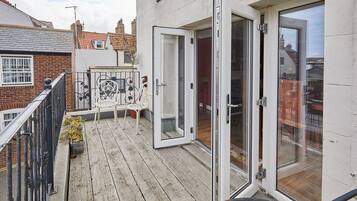 House | 6 bedrooms, desk