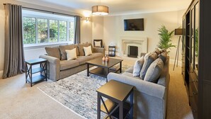 Ein Wohnzimmer mit einer Couch, einem Couchtisch und einem Kamin.