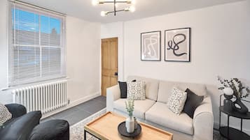 House | 2 bedrooms, desk, Internet