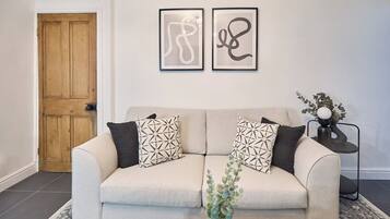 House | 2 bedrooms, desk, Internet