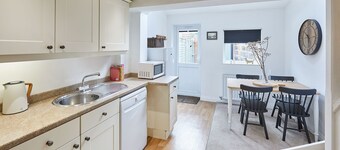 Host Stay Waterlily Cottage