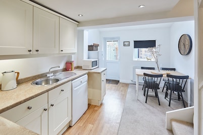 Host Stay Waterlily Cottage