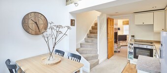 Host Stay Waterlily Cottage