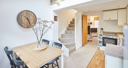 Host Stay Waterlily Cottage