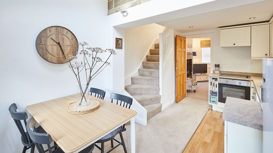 Host Stay Waterlily Cottage