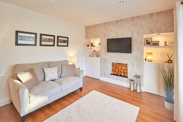 House | 3 bedrooms, desk