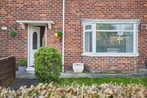 House | 3 bedrooms, desk - Host Stay Newsam Crescent (Stockton-on-Tees)