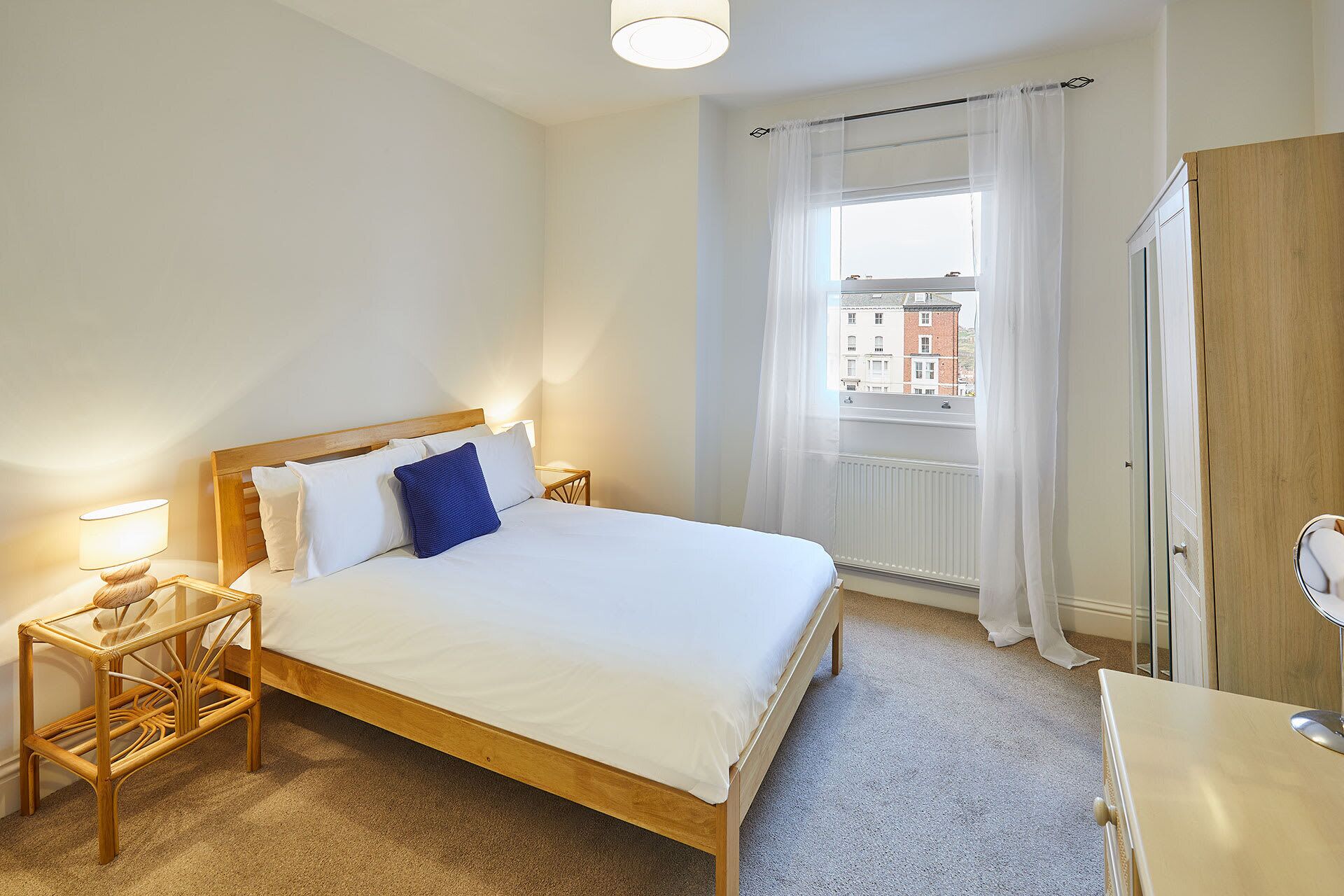 2 عدّة غرف نوم ومكتب