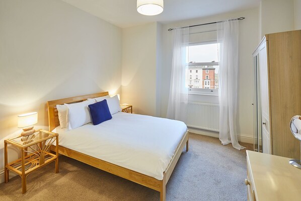 Apartemen | 2 kamar tidur dan meja kerja