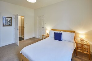 Apartemen | 2 kamar tidur dan meja kerja